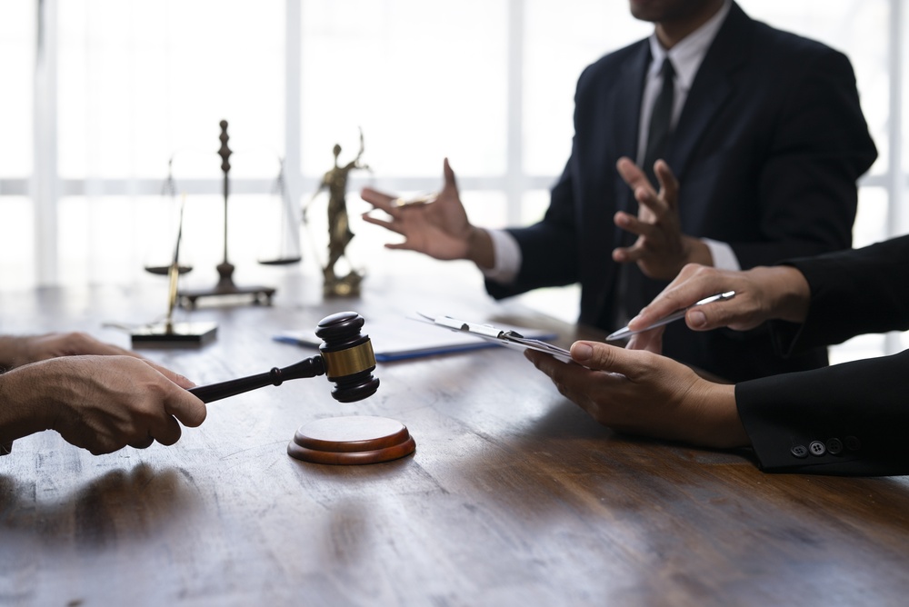 Judge,Holding,Gavel,Having,A,Discussion,With,Lawyer,And,Client